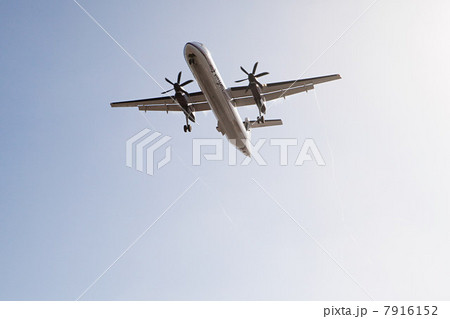 Plane landing at LAX, shot from Sepulveda, Los Angeles County, California, USA 7916152