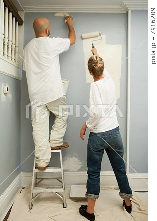 Couple painting wall 7916209