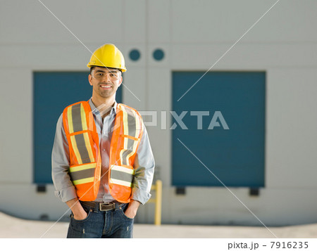 Mid adult construction worker with hand sin pockets, portrait 7916235
