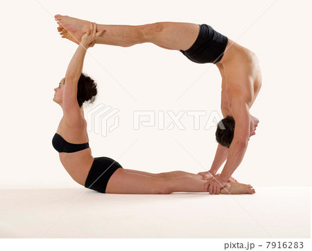 Mid adult couple performing modern dance 7916283