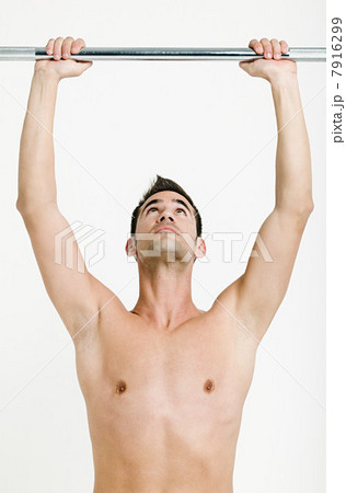 Young man weightlifting 7916299
