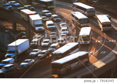 Busy traffic on flyover 7916345