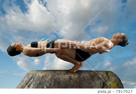 Mid adult couple performing modern dance 7917027