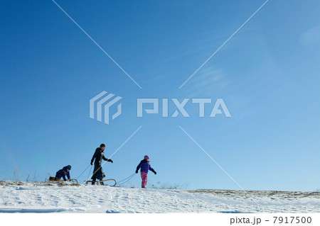 Mother and two children with toboggan 7917500