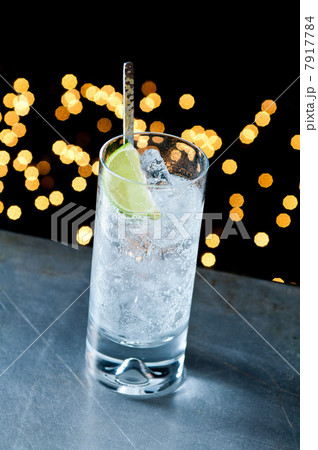 Gin and tonic in glass 7917784