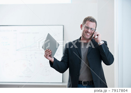 Businessman using tablet computer 7917804