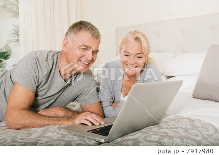 Mature couple using laptop 7917980