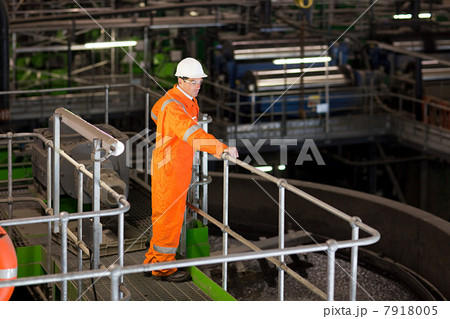 Engineer in factory 7918005