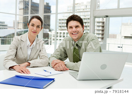 Businessman and businesswoman meeting in office with laptop 7918144
