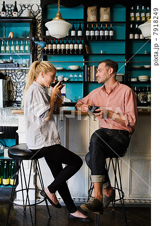 Couple at coffee bar 7918249