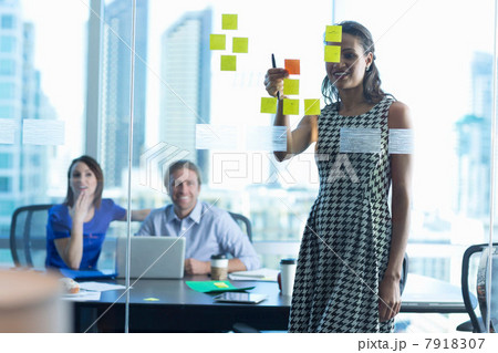 Business people working in office 7918307