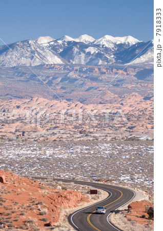 Car on highway in desert, Arches National Park, Utah, USA 7918333