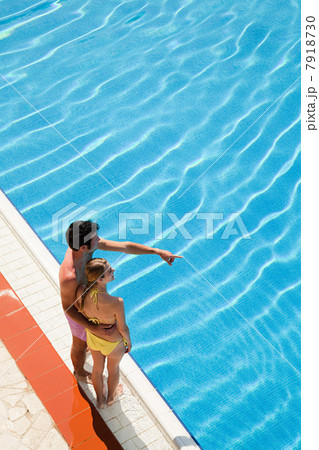 Young couple standing at poolside 7918730