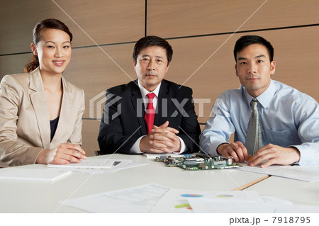 Businesspeople with circuit board, portrait 7918795