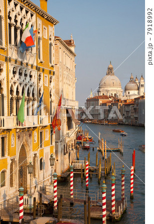 Buildings along grand canal, venice, italy 7918992