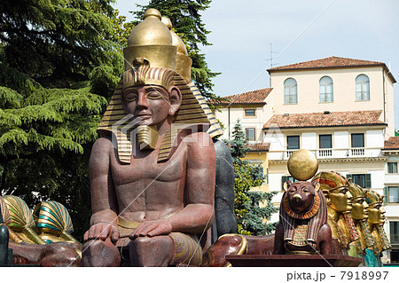 Statues for opera festival at Verona Arena, Italy 7918997