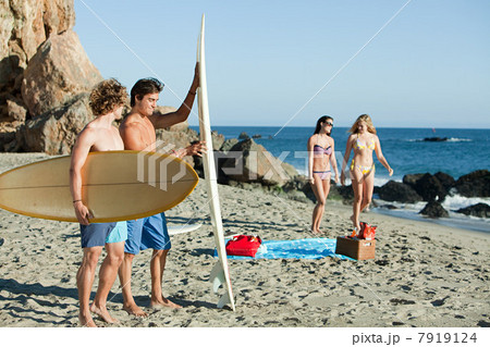 Male surfers at the beach 7919124