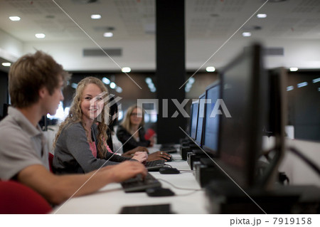 Students using computers in class 7919158