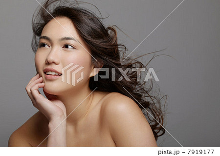 Head and shoulders shot of young woman bare shouldered Head and shoulders shot of young woman bare shouldered 7919177