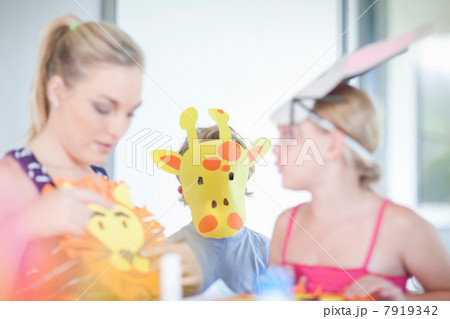 Children's mask making party 7919342