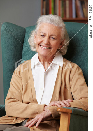 Senior woman smiling, portrait 7919680