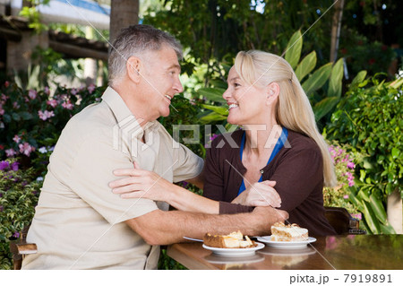 Affectionate mature couple in cafe 7919891