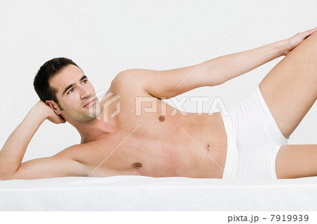 Young man exercising 7919939