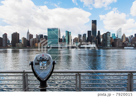 Coin operated binoculars and skyline of New York City 7920015