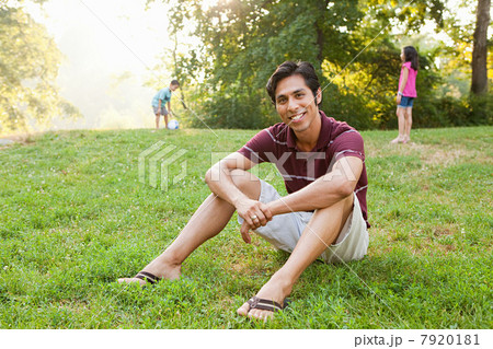 Mid adult man sitting in park, portrait 7920181