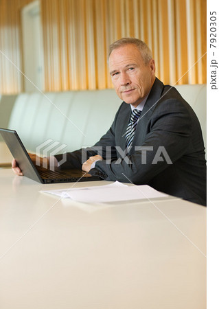 Businessman with laptop 7920305