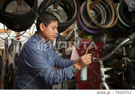 Mechanic working in bicycle shop 7920552