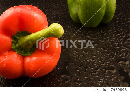 Red and green peppers 7920898