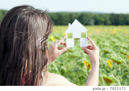 Woman holding card with house shape 7921172