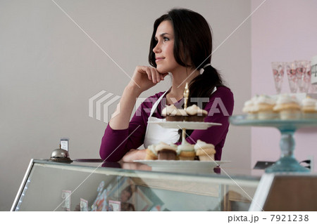 Baker standing behind counter 7921238
