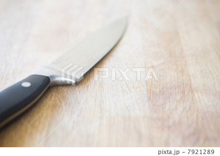 Kitchen knife on chopping board 7921289
