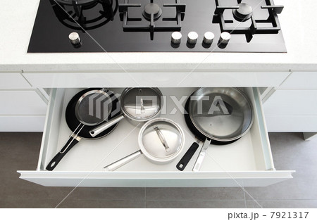 Saucepans in draw under hob 7921317