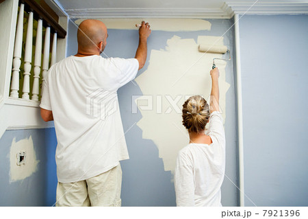 Couple painting wall 7921396