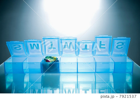 Pills in pillbox 7921537