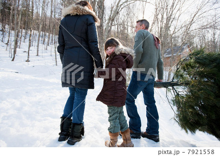Family walking in snow 7921558