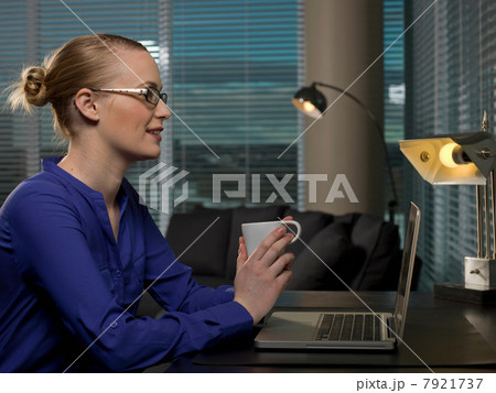 Businesswoman having cup of coffee 7921737
