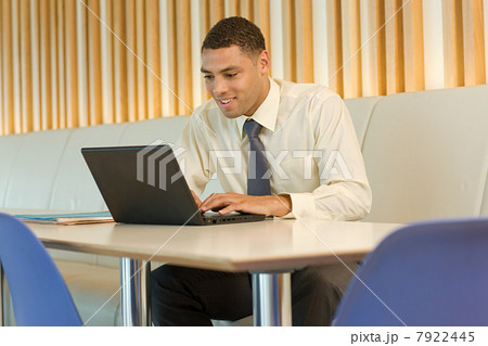 Businessman using laptop 7922445