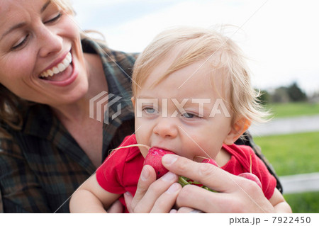 Boy eating vegetables at farmer's market Boy eating vegetables at farmer's market 7922450
