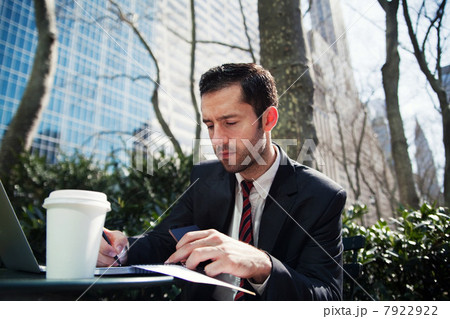 Businessman working outdoors 7922922