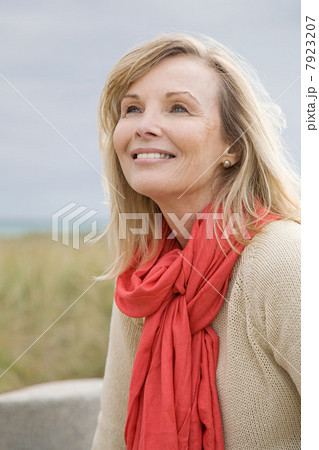 Portrait of a woman outdoors 7923207