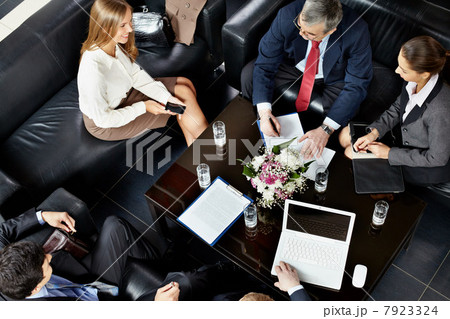 Overhead view of businesspeople meeting in lobby 7923324