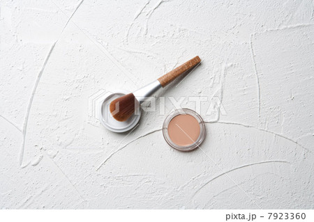 Make up and brush on plaster background Make up and brush on plaster background 7923360