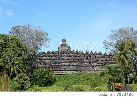 Borobudur buddhist temple, java 7923436