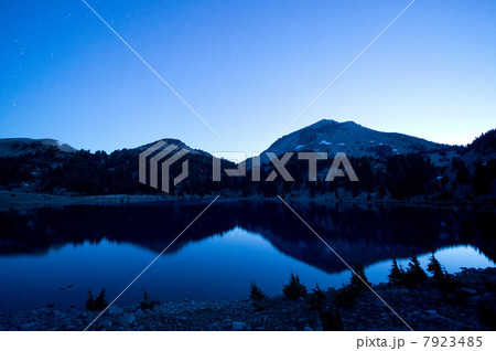 Lake and Mount Lassen, Washington, USA 7923485