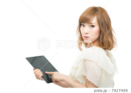 タブレットを使う女性女性 7927489