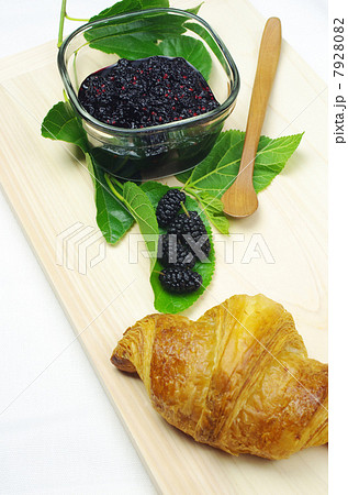 桑の実ジャムとクロワッサン 7928082